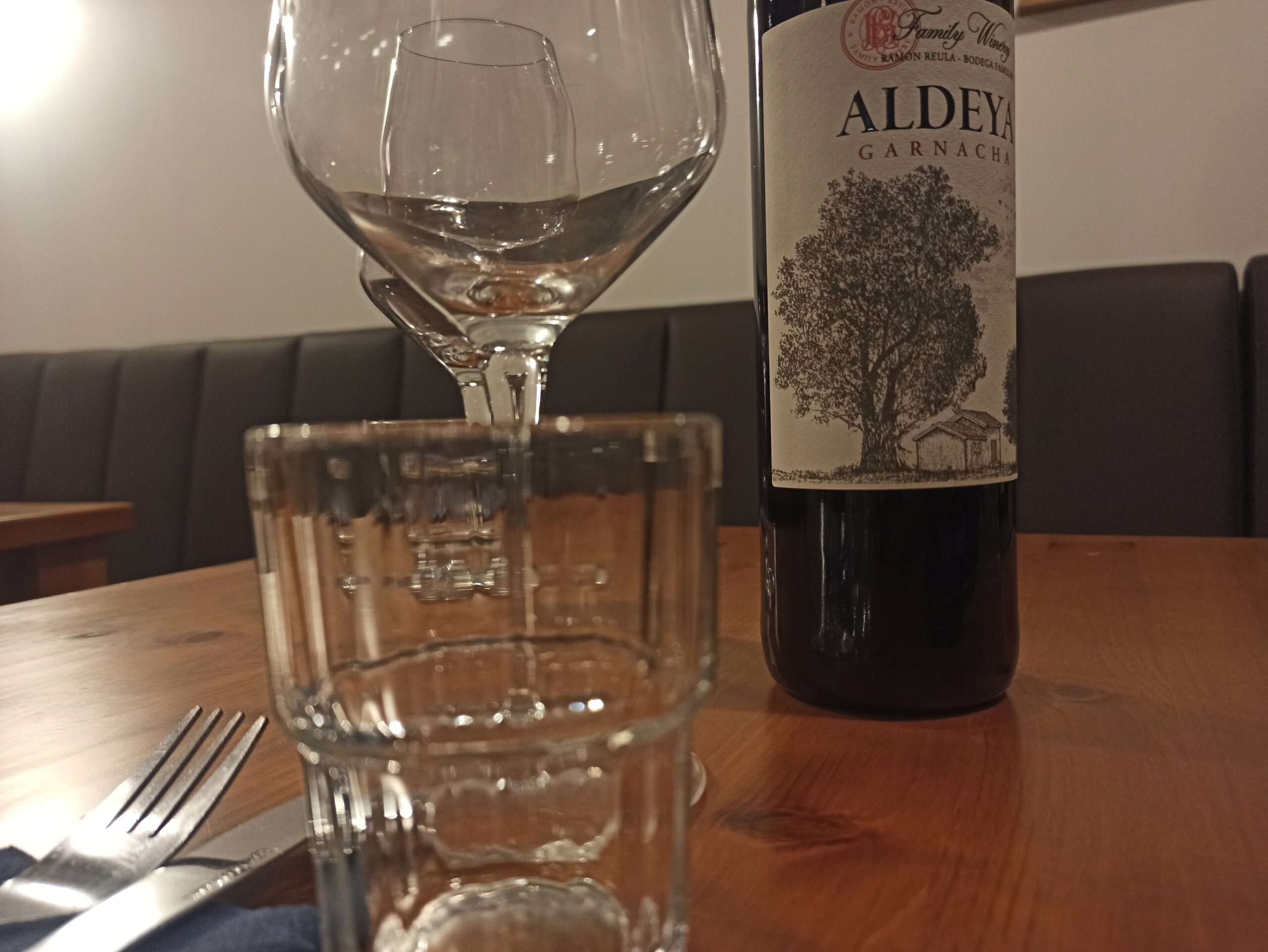 Ein Glas voller Wärme: Der „Aldeya Garnacha“ trifft marokkanische Küche