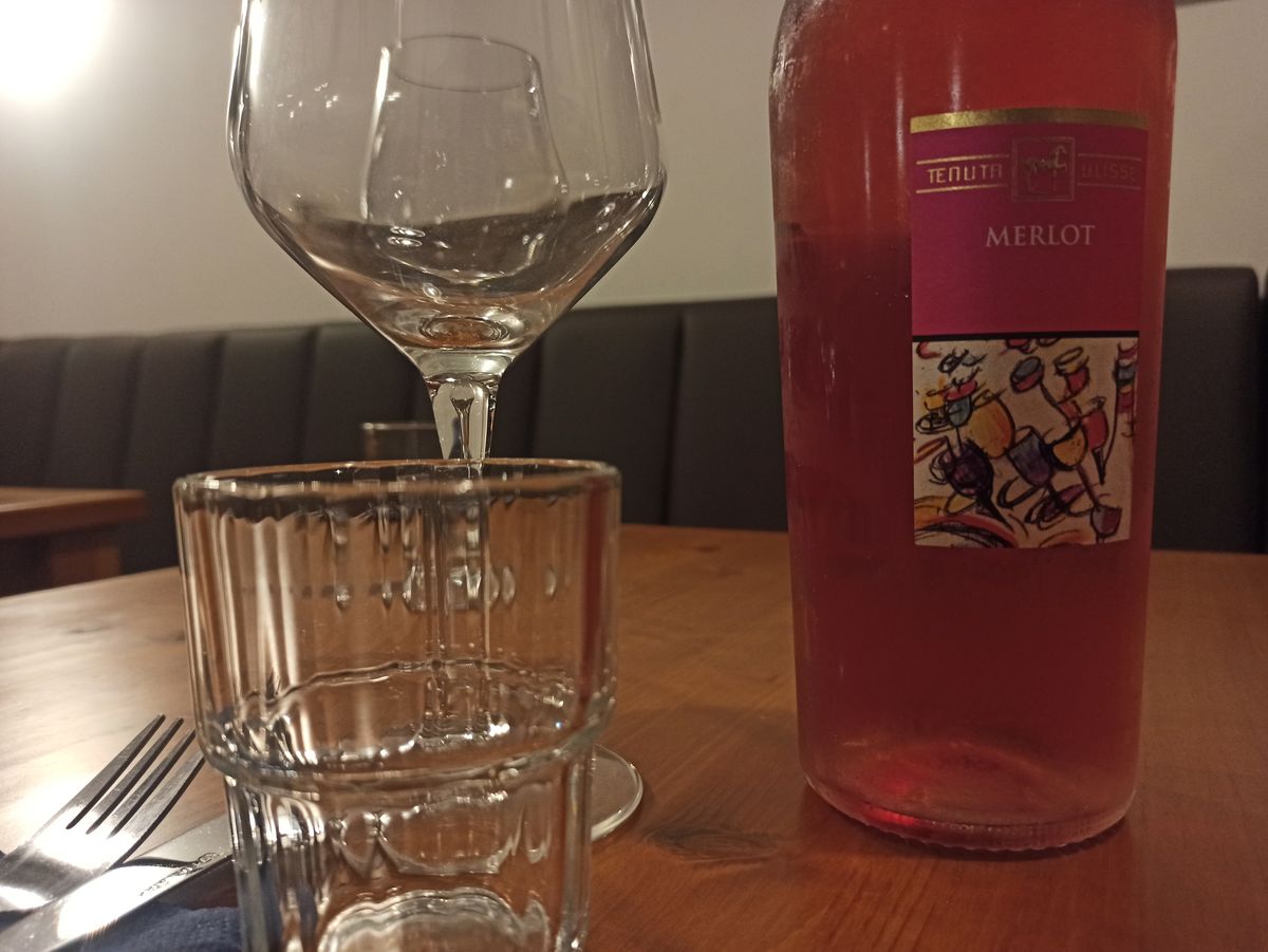 Ein Glas voller Leichtigkeit: Ulisse Merlot Rosato trifft marokkanische Küche