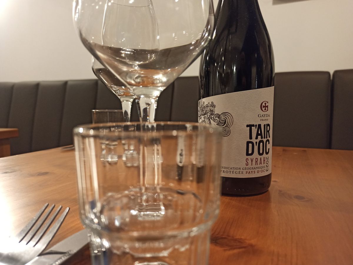 Ein Glas voller Intensität: Syrah T’Air d’Oc aus dem Languedoc-Roussillon trifft marokkanische Küche